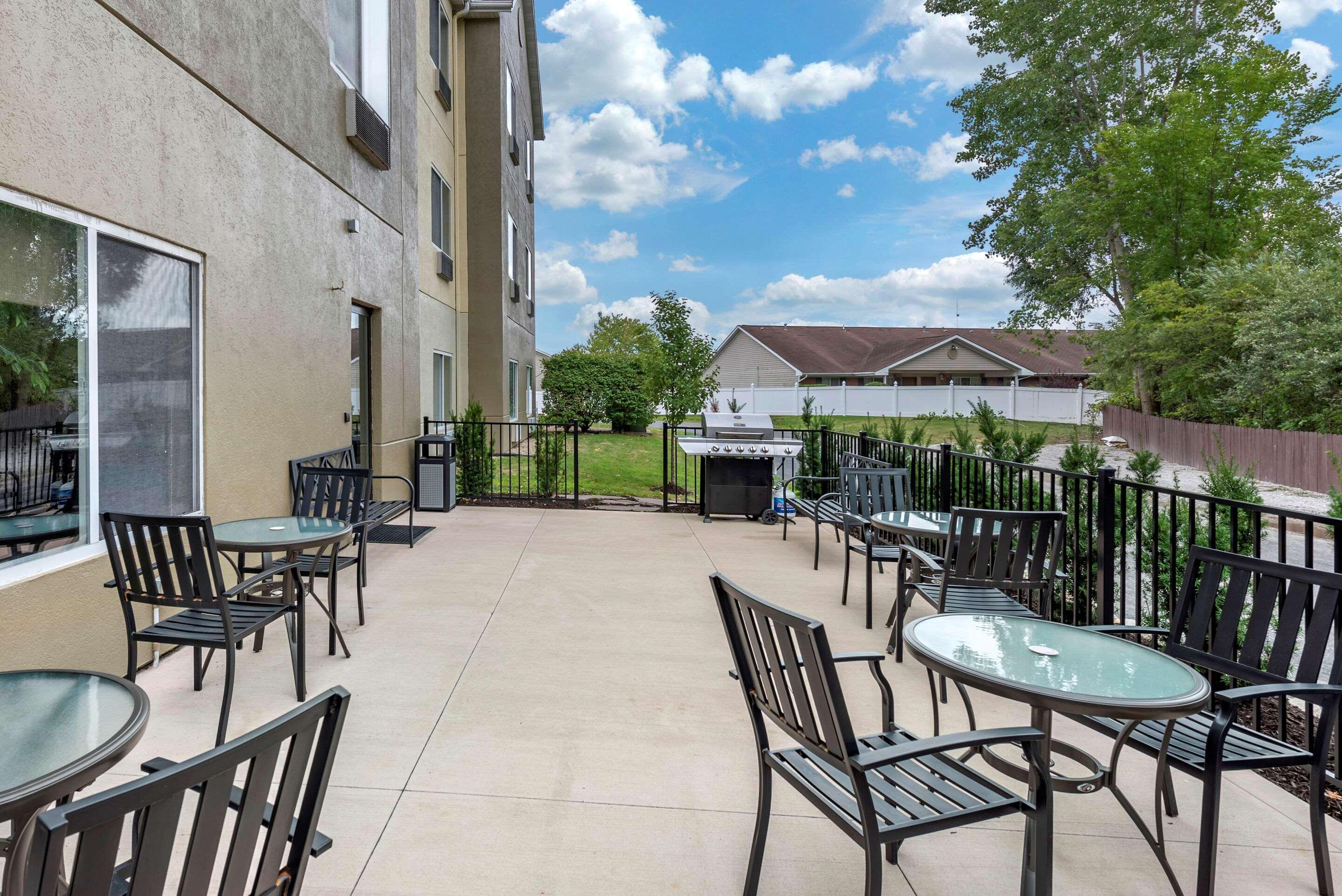 Comfort Suites Auburn Near I-69 Exterior photo